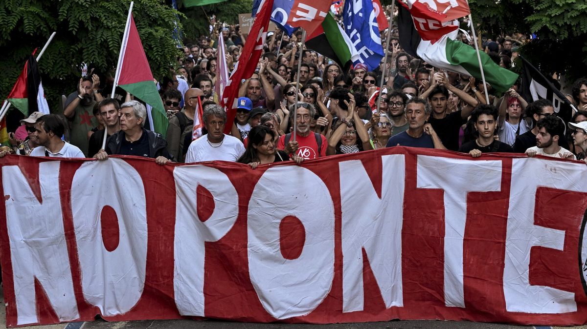 Proti mostu z italské pevniny na Sicílii protestovaly tisíce lidí